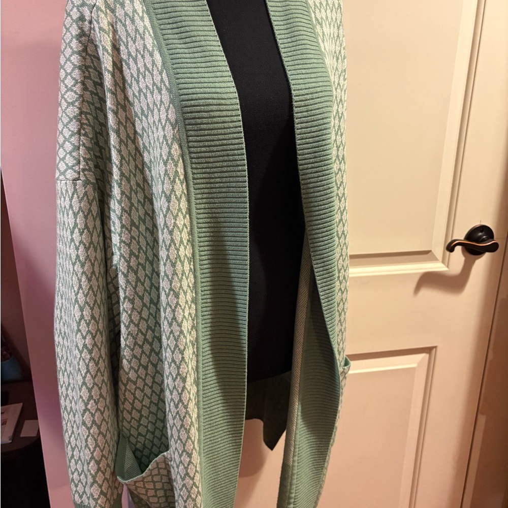 Isaac Mizrahi Light Green Diamond Pattern Cardigan